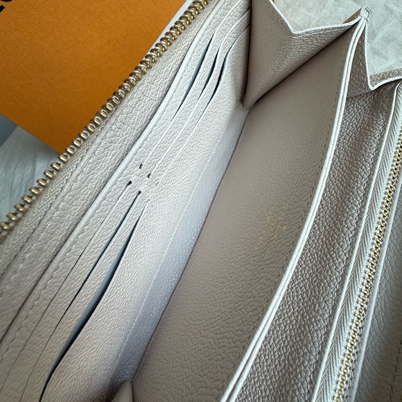 LOUIS VUITTON Empreinte Monogram Giant By The Pool Zippy Wallet Cream Saffron - Picture 7 of 16
